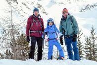 Der Bergdoktor – Flora (Yuna Bennet, M.) bringt Martin (Hans Sigl, r.) und seinen Bruder Hans (Heiko Ruprecht, l.) zu der Stelle, an der ihre Skilehrerin abgestürzt ist. Jetzt zählt jede Minute.