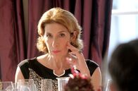 Faltenfrei – Stella (Adele Neuhauser) blickt etwas verunsichert in die Kamera.