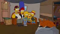 Die Simpsons – Die Bürger von Springfield haben beschlossen, Homer (l.), Marge (2.v.l.), Bart (r.), Lisa (M.) und Maggie (2.v.r.) aus der Stadt zu verbannen, da sie die Stadt fast in den Ruin getrieben haben. Die Simpsons beugen sich dem öffentlichen Willen und finden Zuflucht in den "Outlands", einer kleinen anarchistischen Siedlung ...