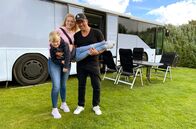Wir werden Camper – Sofia (M) und Carsten Rudolf mit ihrem Sohn Paul vor ihrem zum Wohnmobil ausgebauten Linienbus.