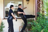 The Rookie – Officer Bradford (Eric Winter) tritt die Tür eines Wohnhauses ein, nachdem Lucy Chen (Melissa O’Neil) durch das Fenster einen reglosen Körper am Boden entdeckt.