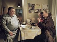 Der Dicke – Gregor Ehrenberg (Dieter Pfaff, l.) mit Lisa (Ulrike Grote, r.) und Charlotte (Alina Liss, M.) beim Abendessen. Gibt es doch noch ein Happy End?