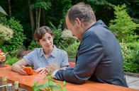 Sturm der Liebe – Eleni (Dorothée Neff, l.) gerät in ein Dilemma, als Markus (Timo Ben Schöfer, r.) sie bittet, bei der Hochzeit den Familienschmuck der Schwarzbachs zu tragen.