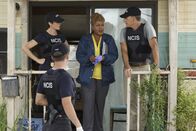 Navy CIS: New Orleans – Als im Hafen von New Orleans in einer Kiste mit Garnelen ein Bein mit einem Navy-Stiefel daran gefunden wird, beginnen Special Agent Pride (Scott Bakula, r.), Special Agent Brody (Zoe McLellan, l.), Special Agent Lasalle (Lucas Black, 2.v.l.) und Dr. Wade (CCH Pounder, 2.v.r.) mit den Ermittlungen ...