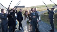 Mord auf Shetland – Hochzeit auf den Shetlands: Evie Watt (Kari Corbett) und John Henderson (Steven Cree) geben sich nach altem Brauch das Jawort.