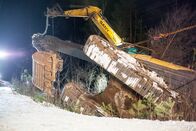 Ice Road Rescue - Extremrettung in Norwegen – Odda, Norway - Excavator in the ditch.