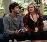 Last Man Standing – Ryan (Jordan Masterson, l.); Kristen (Amanda Fuller, r.)