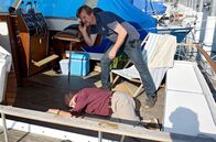 WaPo Bodensee – Hafenmeister Konrad Naumann (Patrick von Blume, h.) findet den bewusstlosen Urs Egli (Pierre Siegenthaler, v.) auf dessen Boot.