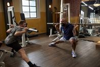 neoriginal: Pumpen – Papis (Tino Führer, r.) gibt alles bei seiner Weiterbildung zum "Pump-Olymp"-Trainer.