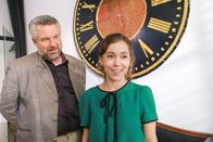 Die Rosenheim-Cops – Kommissar Stadler (Dieter Fischer, l.) befragt Julia Drechsel (Jennifer Frank, r.), die in der Werbeagentur des Ermordeten arbeitet.