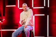 Comedy Clash – SÜDWESTRUNDFUNK Comedy Clash - Finale Diese Comedians machen der Konkurrenz Angst: Jokah Tululu, EmmVee und Lara Autsch wollen sich für das große "Comedy Clash"-Jahresfinale beweisen. Salim Samatou und Marvin Endres hosten den härtesten Stand-Up-Wettbewerb Deutschlands in dem Jokah Tululu den King of Pop als Influencer verkörpert, EmmVee auf die deutschesten Deutschen in der Shisha Bar trifft und Lara Autsch auch ohne Kind in der Öffentlichkeit stillen möchte. Nikita Miller (Foto).
