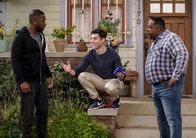 The Neighborhood – (v.l.n.r.) Malcolm Butler (Sheaun McKinney); Dave Johnson (Max Greenfield); Calvin Butler (Cedric the Entertainer)