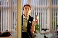 Mum – Pauline (Dorothy Atkinson) arbeitet in einem „Waitrose“ – viel schicker als der „Sainsbury’s“ in dem Kelly arbeitet, wie sie versichert.