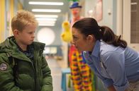 In aller Freundschaft – Arzu Ritters (Arzu Bazman) großer Sohn Oskar liegt nach einem Treppensturz in der Schule mit einer Unterschenkelfraktur in der Klinik. Oskar wurde geschuppst. Nun versucht sie, aus ihrem kleinen Sohn Max (Ben Grünberg) etwas herauszubekommen.