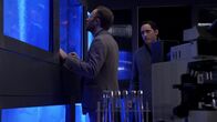 The Blacklist – Julian Powell (Joshua Close, l.) und Loyd Munroe (Elliot Villar, r.)