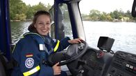 Check in - Marinas Rätsel-Abenteuer – Marina testet das Amphibienfahrzeug des TWH auf der Straße und im Wasser.