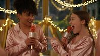 Home Sweet Rome – Charlotte (Gloria Colston, l.) und Lucy (Kensington Tallman, r.) singen Karaoke im Pyjama.