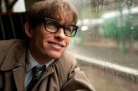 Die Entdeckung der Unendlichkeit – Stephen Hawking (Eddie Redmayne) hat eine brillante Zukunft vor sich.