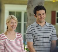 The Grinder - immer im Recht – Während Stewart (Fred Savage, r.) mit der Rückkehr seines Bruders hadert, ist seine Frau Debbie (Mary Elizabeth Ellis, l.) begeistert, den großen TV-Star in der Nähe zu haben.