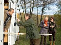 In aller Freundschaft – Nach einem Ausflug in den Baumarkt geraten Richard Gembel (Paul Faßnacht,2.v. li.) und Professor Simoni (Dieter Bellmann, li.) aneinander. Diesmal scheinen sich Erika (Manon Straché, re.) und Ingrids (Jutta Kammann, 2.v.re.) einig sein.