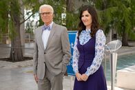 The Good Place – Michael (Ted Danson, l.); Janet (D'Arcy Carden, r.)