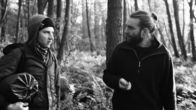 Streetphilosophy – Martin (rechts) zeigt Jonas, worauf er im Wald achten muss. Er ist in Berlin aufgewachsen. Doch im Wald findet er das, was er wirklich zum Leben benötigt.