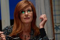 Winner – Die Anwältin und Mutter Billie Winner (Connie Britton) ist aufgrund der Krankheit ihres Mannes Ron die Alleinverdienerin in Realitys Familie.