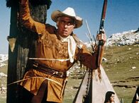 Unter Geiern – Old Surehand (Stewart Granger) versucht, sich aus der Gewalt der Indianer zu befreien.