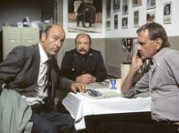 Tatort – Noch einmal sucht Kommissar Stöver (Manfred Krug) die Tierpfleger Pohle (Bruno Dallansky, hinten) und Steiner (Manfred Günther) auf, um sie zu den Geschehnissen der Mordnacht zu befragen.
