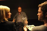 SOKO Stuttgart – Zusammen mit seiner Kollegin Martina Seiffert (Astrid M. Fünderich, l.) konfrontiert Jo Stoll (Peter Ketnath, r.) Karl Müller (Artus-Maria Matthiessen, M.) mit der Tatwaffe. Sie wurde auf seinem Hof gefunden.