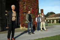 Amazing Hotels – Amazing Hotels – Swinton Estate, England Monica Galetti (r.) und Giles Coren (l.) mit den Besitzern Lord and Lady Marsham Copyright: SRF/BBC