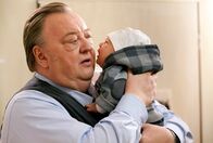 Der Dicke – Gregor Ehrenberg (Dieter Pfaff) kümmert sich liebevoll um Yasmins Baby.