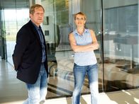 Der Winzerkönig – Thomas (Harald Krassnitzer) und Claudia (Susanne Michel) sind begeistert von der Architektur des modernen Weingutes Haferberg.