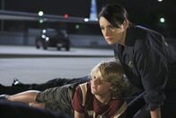 Criminal Minds – Prentiss (Paget Brewster, r.) und ihre Kollegen haben es geschafft und haben Lachlan (Robin Atkin Downes, l.) das Leben gerettet ...