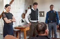 Elementary – Als die Leiche eines ehemaligen Auftragsmörders gefunden wird, gehen Sherlock Holmes (Jonny Lee Miller, M.), Joan Watson (Lucy Liu, l.) und Detective Bell (Jon Michael Hill, r.) auf Verbrecherjagd ...