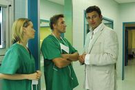 Der Bergdoktor – Nach ihrer gemeinsamen Zeit an der Uniklinik in München wollten sich Dr. Alexander Kahnweiler (Mark Keller, m.) und Dr. Martin Gruber (Hans Sigl, r.) nie wieder sehen.