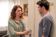 Sturm der Liebe – Kilians (Anthony Paul, r.) Appell der Liebe verfängt bei Fanny (Johanna Graen, l.) nicht.