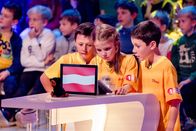 1, 2 oder 3 – Das gelbe Rateteam aus Steinach am Brenner/Österreich löst konzentriert eine von Eltons herausfordernden Quizfragen.