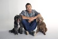Der Hundetrainer - Lucky Dogs – (1. Staffel) - Der Hundetrainer Brandon McMillan hat es sich zur Aufgabe gemacht, schwer vermittelbare Hunde aus dem Tierheim zu holen, sie zu trainieren und für jedes Tier anschließend das passende neue Zuhause zu finden ...