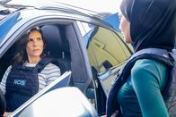 Navy CIS: L.A. – Kensi Blye (Daniela Ruah, l.); Special Agent Fatima Namaz (Medalion Rahimi, r.)