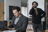Homeland – Im Auftrag von Bibi muss Qasim (Alireza Bayram, r.) Dr. Aziz (Rachid Sabitri, l.) aufsuchen, da es Probleme mit dem Auslöser für das Gas gibt, während Allison ihren letzten Auftrag von dem russischen Geheimdienst zugeteilt bekommt ...