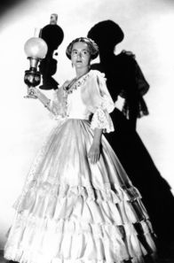 Die Erbin – Seitdem ihre erste und einzige große Liebe Morris Townsend sie im Stich gelassen hat, ist Catherine Slober (Olivia de Havilland) selbstbewusst, herzlos und unangreifbar geworden. Sie wird ihm nie verzeihen können.