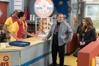 Kevin Can Wait – (v.li.) Lorenzo James Henrie (Anthony), Chris Knowings (Omar), Kevin James (Kevin Gable), Leah Remini (Vanessa Cellucci).