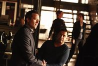 Castle – Können und wollen Kevin Ryan (Seamus Dever, l.) und Javier Esposito (Jon Huertas, r.) Hayley helfen, die durch die Rückkehr eines Bekannten in gefährliche Machenschaften hineingezogen wird?; Können und wollen Kevin Ryan (Seamus Dever, l.) und Javier Esposito (Jon Huertas, r.) Hayley helfen, die durch die Rückkehr eines Bekannten in gefährliche Machenschaften hineingezogen wird?