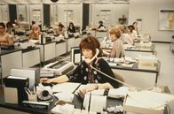 Warum eigentlich ... bringen wir den Chef nicht um? – Der Büroalltag geht Violet Newstead (Lily Tomlin) ziemlich auf die Nerven. Doch alles wäre halb so schlimm, wäre da nicht ihr Chef ...