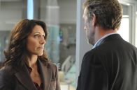 Dr. House – House (Hugh Laurie, r.) hat eine unsagbar riskante Operation am Herzen des Bullenreiters vor. Cuddy (Lisa Edelstein) gefällt das Vorhaben gar nicht ...