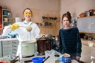 Nix Festes – Jennys (Marie Rathscheck, l.) neue Selbstständigkeit stößt bei Wiebke (Josefine Preuß, r.) noch auf wenig Begeisterung.