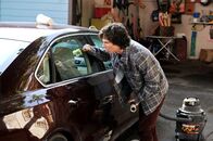The Middle – Frankie will sich im Leben auch mal etwas gönnen und borgt sich das neue Auto der Nachbarn für ein paar Touren, obwohl sie es eigentlich nur in deren Garage fahren soll. Als sie herausfindet, dass Axl (Charlie McDermott) und der Rest ihrer Familie auch heimlich damit fuhren, ist das Chaos perfekt ...