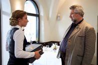Die Rosenheim-Cops – Kellnerin Tatjana Reincke (Laura Cuenca Serrano, l.) muss von Kommissar Stadler (Dieter Fischer, r.) erfahren, dass ihr Ex-Freund ermordet wurde.
