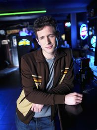 It's Always Sunny in Philadelphia – (1. Staffel) - Stellt sich gegenüber seinen Freunden gerne als überaus intelligent dar: Dennis (Glenn Howerton) ...